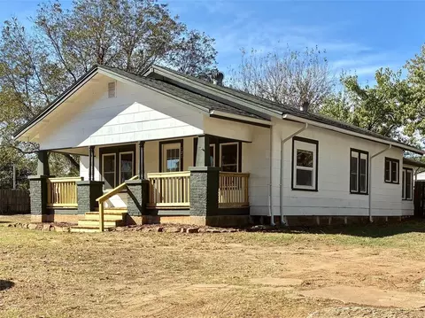 121 S Seventh St, Okemah, OK 74859