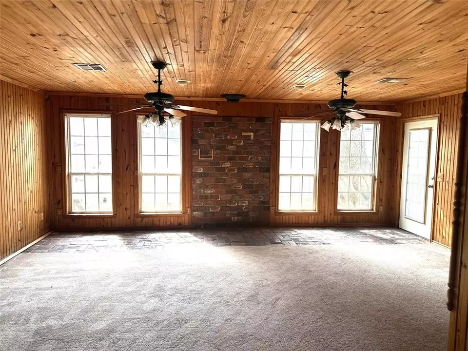 Living - 413 Main St, Maysville, OK 73057 photo 2 of 3