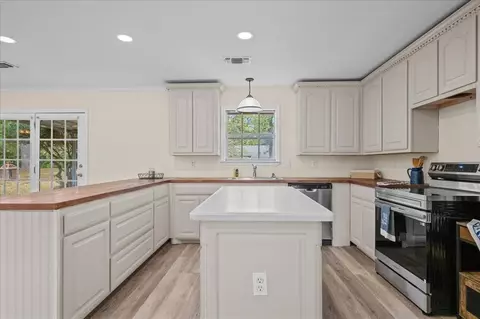 Kitchen - 123 Randall Rd, Broken Bow, OK 74728 photo 2 of 4