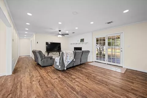 Living - 123 Randall Rd, Broken Bow, OK 74728 photo 2 of 3