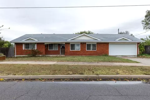 1605 S Broadway St, Moore, OK 73160