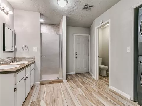 Bath - 809 Oliver St, Norman, OK 73071 photo 5 of 6