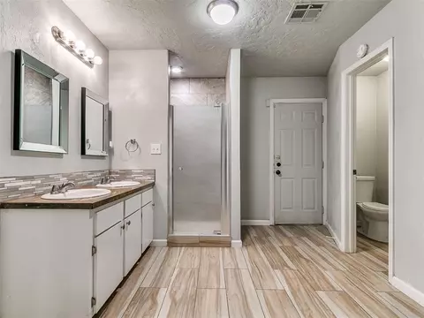 Bath - 809 Oliver St, Norman, OK 73071 photo 4 of 6