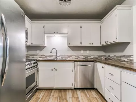 Kitchen - 809 Oliver St, Norman, OK 73071 photo 3 of 3