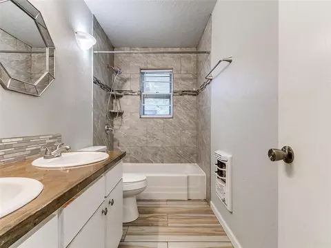 Bath - 809 Oliver St, Norman, OK 73071 photo 2 of 6