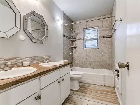 Bath - 809 Oliver St, Norman, OK 73071 photo 1 of 6