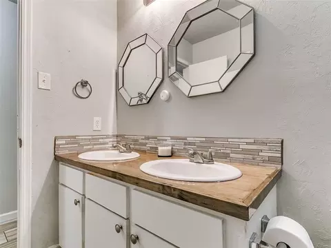 Bath - 809 Oliver St, Norman, OK 73071 photo 3 of 6