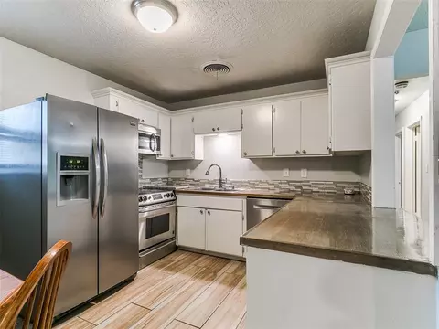 Kitchen - 809 Oliver St, Norman, OK 73071 photo 2 of 3