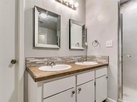Bath - 809 Oliver St, Norman, OK 73071 photo 6 of 6