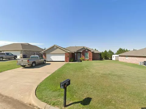 1208 Cambridge Dr, Shawnee, OK 74804