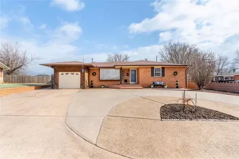 1030 Circle Dr, Clinton, OK 73601