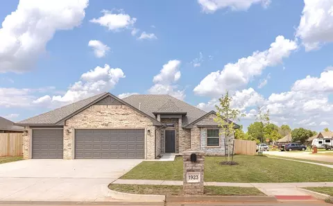 1923 W Flintlock Way, Mustang, OK 73064