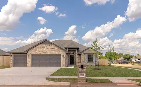 1923 W Flintlock Way, Mustang, OK 73064