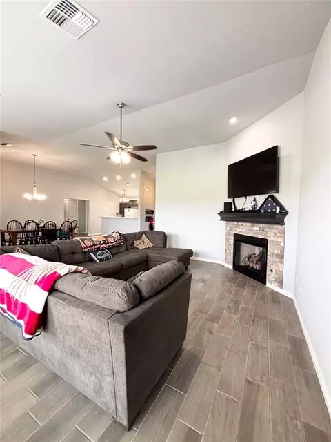 Living - 19 Integrity Cir, Altus, OK 73521 photo 2 of 2
