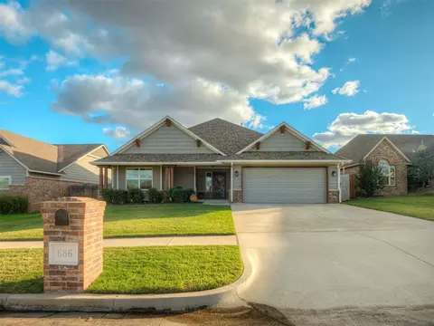686 SW 12th St, Moore, OK 73160