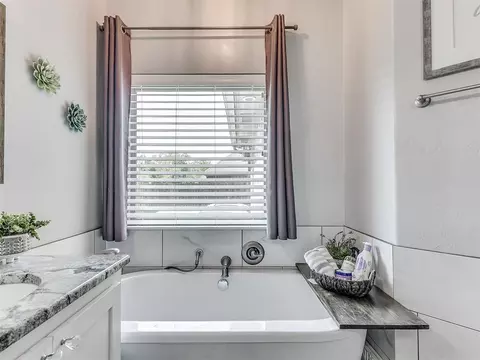 Bath - 508 Kings Ct, Tuttle, OK 73089 photo 2 of 8