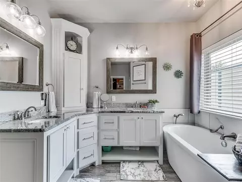 Bath - 508 Kings Ct, Tuttle, OK 73089 photo 1 of 8