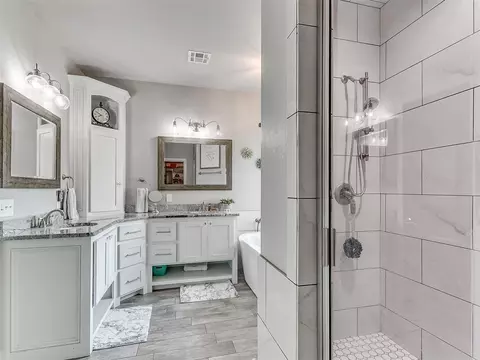 Bath - 508 Kings Ct, Tuttle, OK 73089 photo 4 of 8