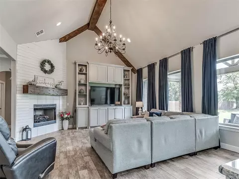 Living - 508 Kings Ct, Tuttle, OK 73089 photo 4 of 4