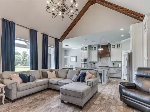 Living - 508 Kings Ct, Tuttle, OK 73089 photo 2 of 4
