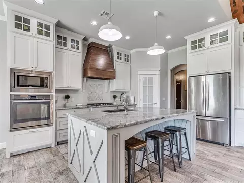 Kitchen - 508 Kings Ct, Tuttle, OK 73089 photo 5 of 6