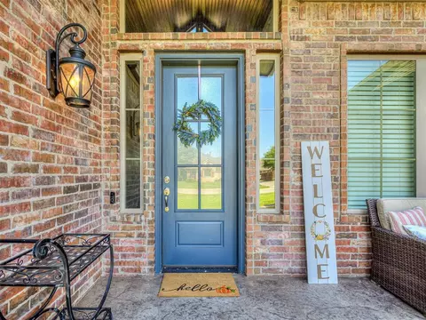 Entry Way - 508 Kings Ct, Tuttle, OK 73089 photo 1 of 4