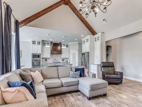 Living - 508 Kings Ct, Tuttle, OK 73089 photo 3 of 4