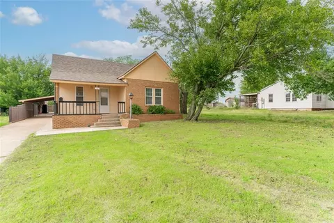 418 S 17th St, Clinton, OK 73601