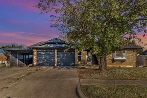 538 S Woodland Dr, Mustang, OK 73064