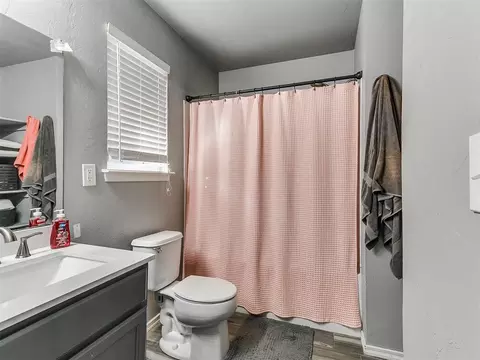 Bath - 608 E Juniper Ln, Mustang, OK 73064 photo 2 of 3