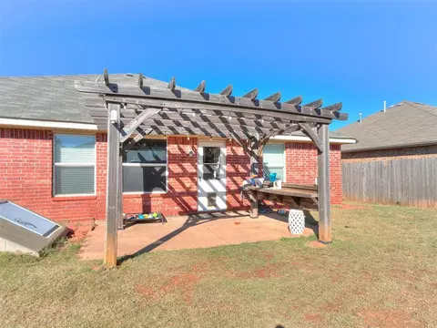 Exterior - 608 E Juniper Ln, Mustang, OK 73064 photo 4 of 5