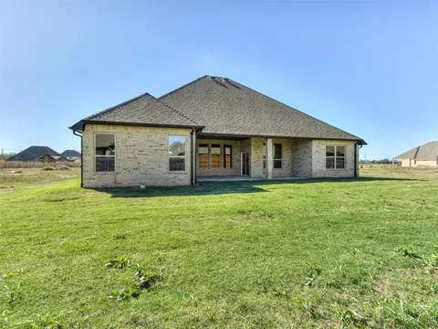 Exterior - 1925 SW 40th St, Moore, OK 73160 photo 5 of 8