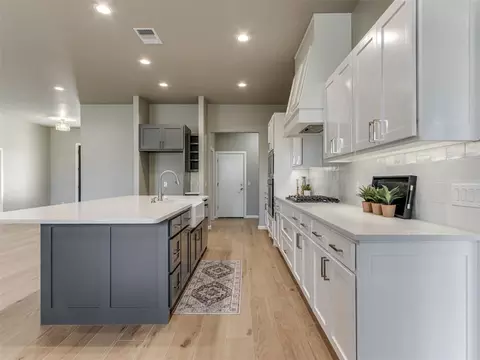 Kitchen - 1925 SW 40th St, Moore, OK 73160 photo 4 of 6