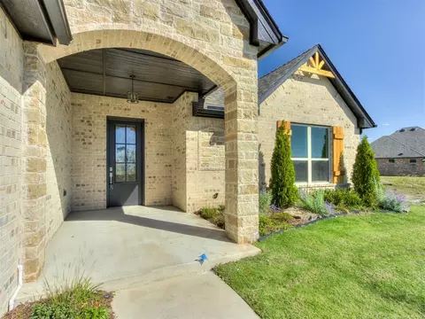 Exterior - 1925 SW 40th St, Moore, OK 73160 photo 3 of 8