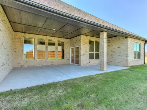 Exterior - 1925 SW 40th St, Moore, OK 73160 photo 4 of 8