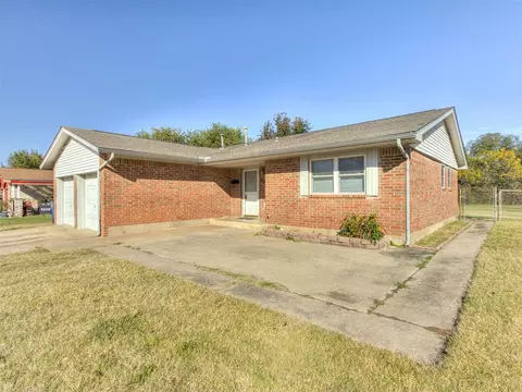 921 Meadowgreen Dr, Midwest City, OK 73110