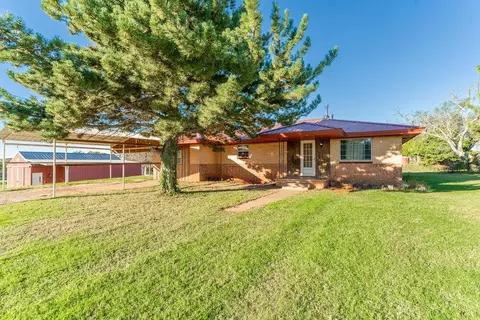 409 W 5th St, Foss, OK 73647
