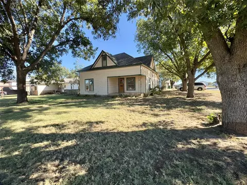1002 N Pennsylvania Ave, Mangum, OK 73554