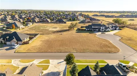 2000 Clubhouse Dr, Weatherford, OK 73096