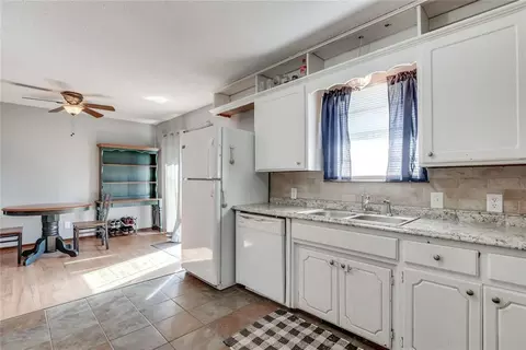 Kitchen - 314 E Locust St, Tecumseh, OK 74873 photo 4 of 5
