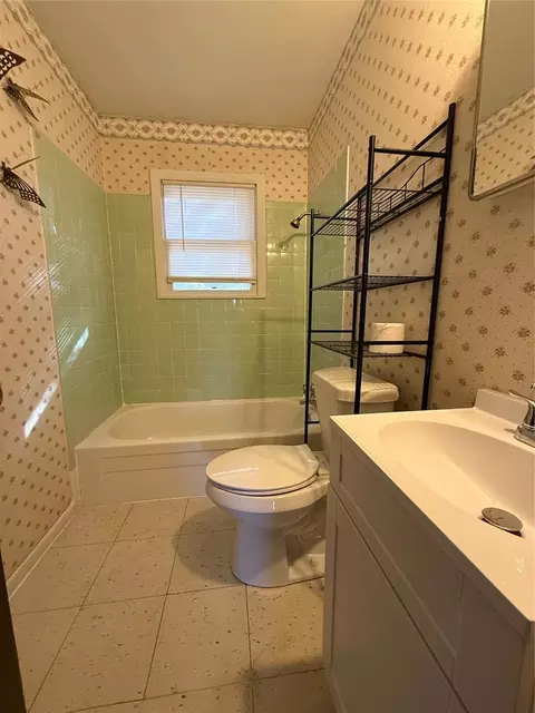 Bath - 311 W 5th St, Broken Bow, OK 74728 photo 4 of 5