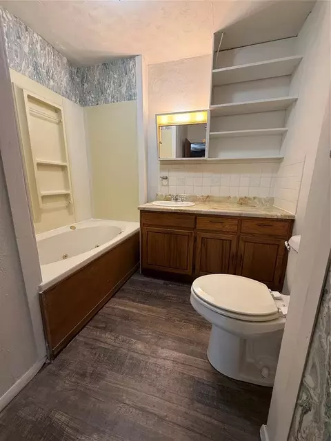 Bath - 311 W 5th St, Broken Bow, OK 74728 photo 2 of 5