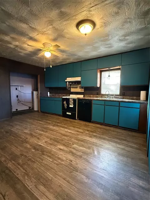 Kitchen - 311 W 5th St, Broken Bow, OK 74728 photo 2 of 3