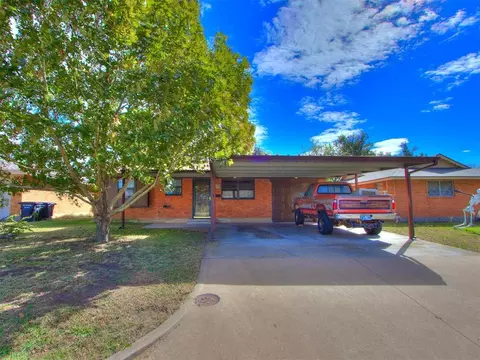 620 SW 2nd St, Moore, OK 73160