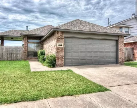 1402 SW 25th St, Moore, OK 73170