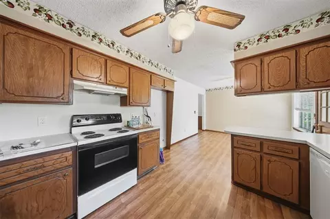Kitchen - 121 Pinewood Dr, Tuttle, OK 73089 photo 2 of 2