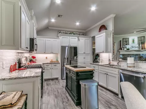 Kitchen - 1509 Shadow Ter, Yukon, OK 73099 photo 1 of 3