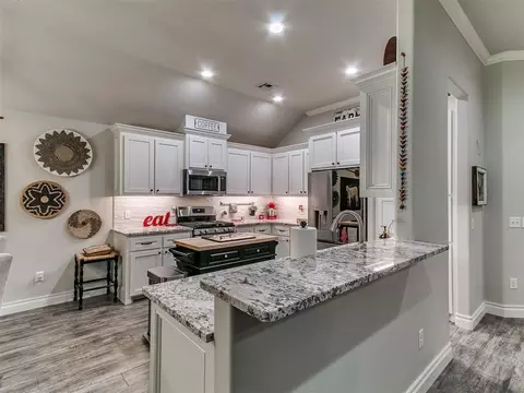 Kitchen - 1509 Shadow Ter, Yukon, OK 73099 photo 2 of 3