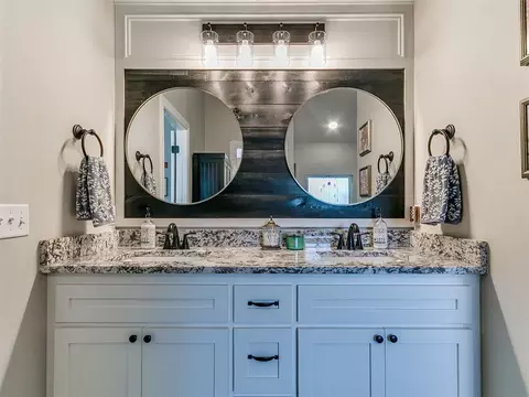 Bath - 1509 Shadow Ter, Yukon, OK 73099 photo 2 of 5