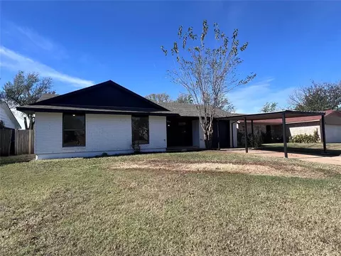 911 Craig Dr, Moore, OK 73160